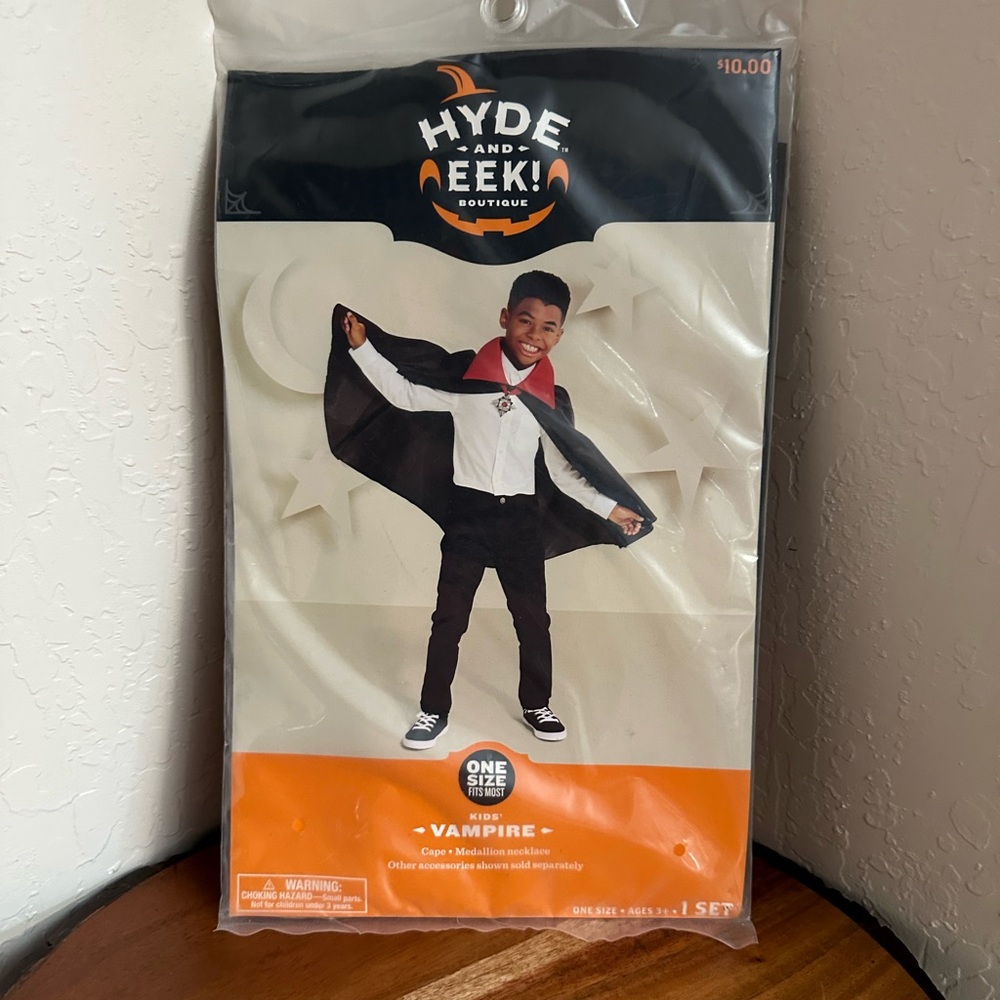 Target Hyde and Eek Boutique Kids Vampire (Cape & Medallion) Halloween Costume